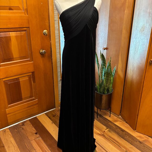 Stunning Black Velvet Gown - Picture 1 of 6